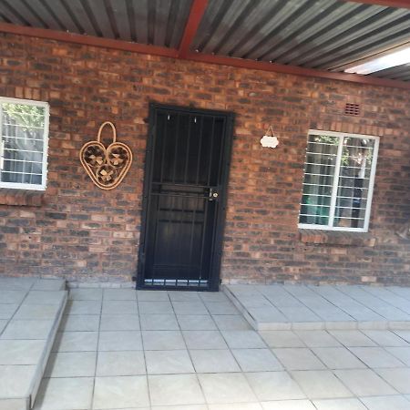 Legaeng Cottage - Serenity Pretoria-Noord エクステリア 写真